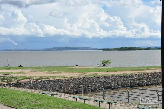 O Guaíba visto do Gasômetro, em Porto Alegre, no Rio Grande do Sul
